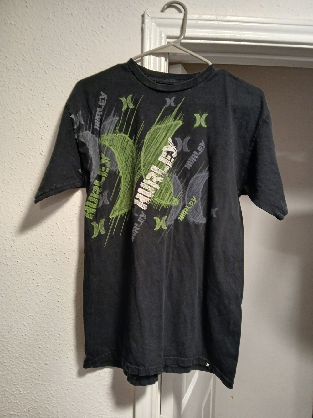 Hurley Regular Fit Like New Men’s Black Graphic Logo Tee - Green Accent